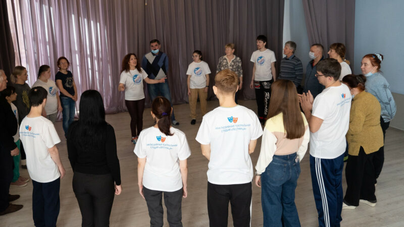 «Лестница» к новым горизонтам: как в Краснодаре дети с особенностями развития проводят бизнес-тренинг