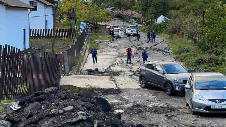 Дома сместились вместе с фундаментом: в Сочи устраняют последствия оползней