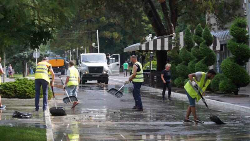 В Геленджике центр города подтопило после залпового ливня