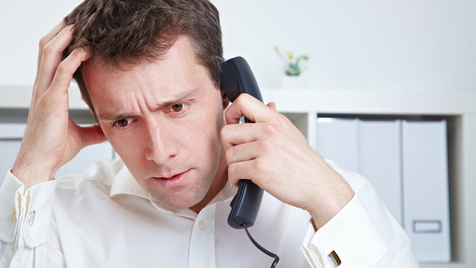 человек с телефоном. говорите сайт. говорите сайт. говорите сайт. работник и работодатель.