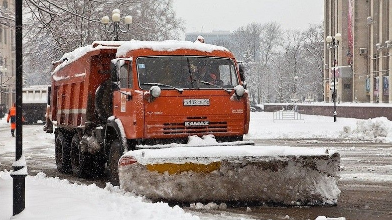 Снегопад в Краснодаре: как в городе устраняют последствия стихии