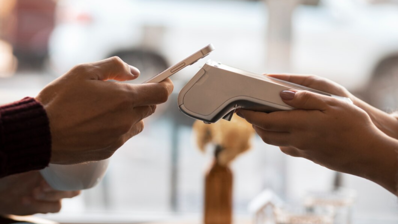 Минэкомразвития не поддержал идею ЦБ обязать продавцов принимать оплату по СБП