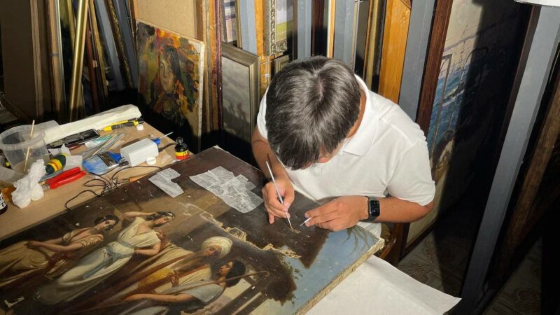 Русский музей отреставрировал картины из Таганрога, пострадавшие от ракетного удара