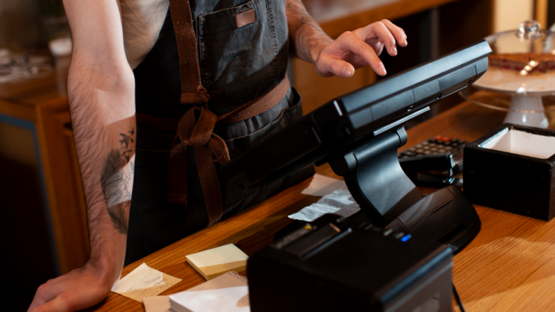Чеки, административные штрафы и еда: зачем общепиту кассовая техника
