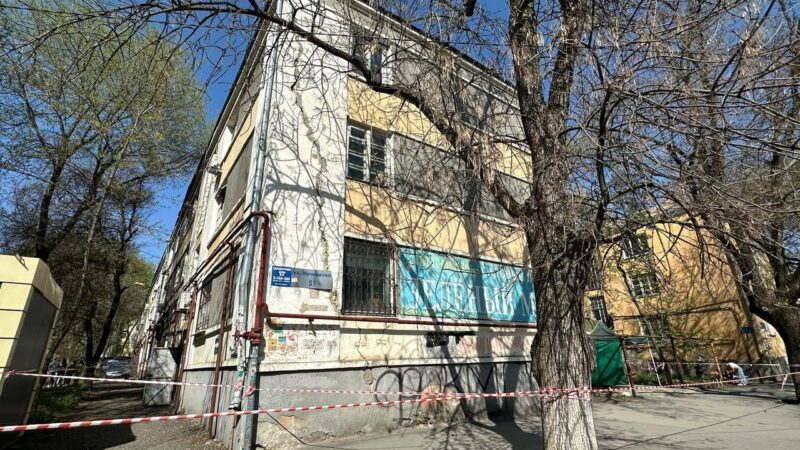 Аварийный жилой дом начал разрушаться в Ростове