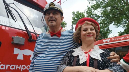 Ретро-трамвай с кондуктором Клавой и дядей Гарику с Таганрогу везет туристов экскурсионными маршрутами