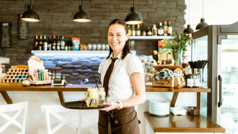 Упаковщик, продуктолог и официант: кто на Юге может зарабатывать до 250 тыс. рублей  