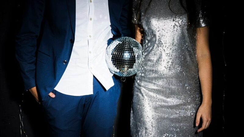 Нежные тона и шляпки: какой наряд выбрать на выпускной