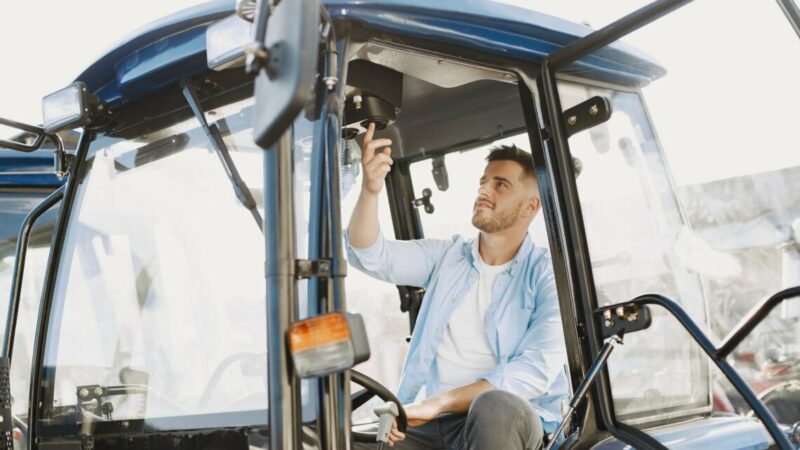 Тракторист, агроном и стоматолог: кто на Юге может зарабатывать до 300 тыс. рублей  