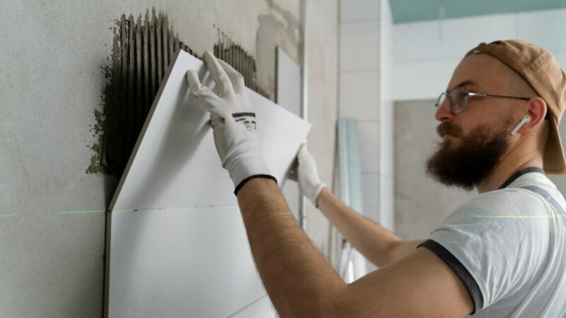 Плиточник, жестянщик и портной: кто на Юге может зарабатывать до 350 тыс. рублей  