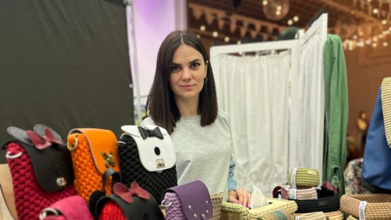 «Мне казалось, что это все для бабушек»: как педагог ушла в бизнес вязаных сумок
