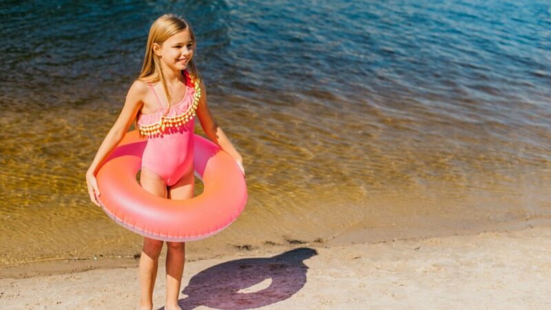 В Анапе из-за ветра временно запретили использовать надувные круги и матрасы