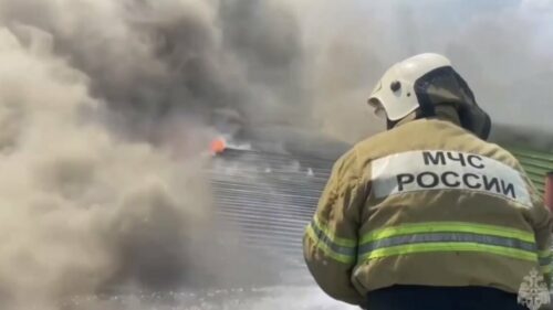 Площадь пожара в ангарах в Краснодаре увеличилась до 1,2 тыс. кв. метров