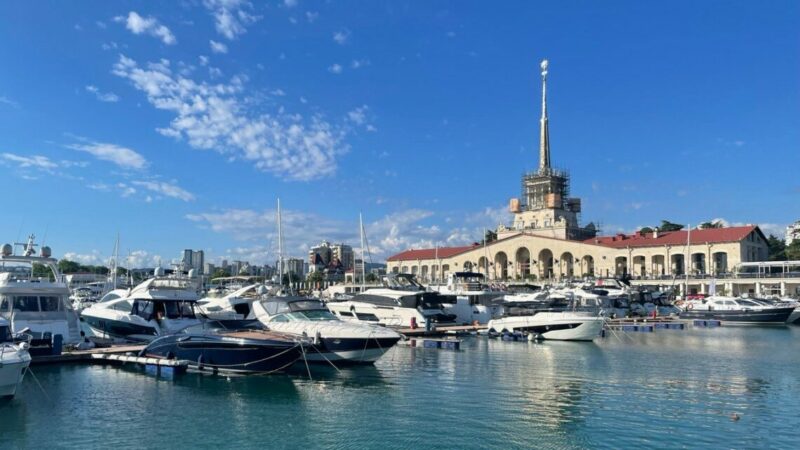 В Сочи ограничили передвижение на причалах морпорта