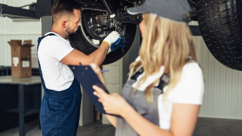 В Краснодаре зарплата специалистов автосервисов в 2024г. выросла почти на 30%