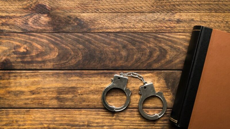 В Краснодаре разыскивают напавшего на полицейского вооруженного мужчину