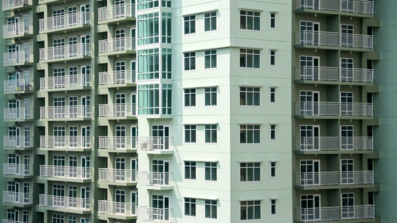 Логвиненко одобрил решение Слюсаря о запрете на строительство новых МКД в Ростове