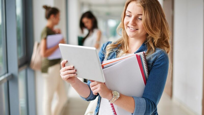 Труд несовершеннолетних: когда и куда можно трудоустраивать подростков