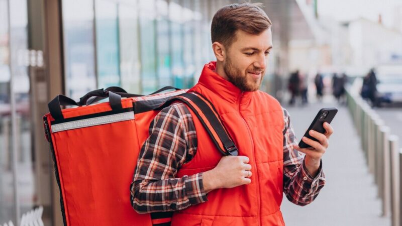 Курьеры стали получать на 32% больше топ-менеджеров на Дону в 2026 году