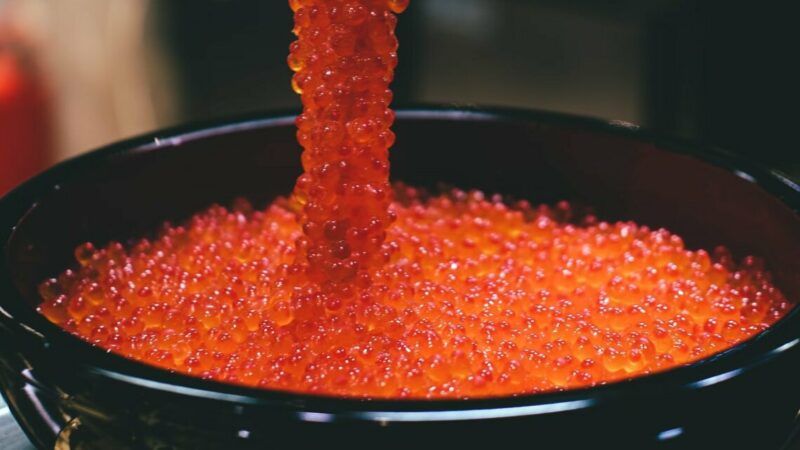 Спрос на красную икру на Кубани перед Новым годом вырос на 13%