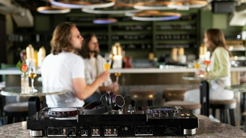 «Джинг беллс» по закону: как использовать музыку в магазинах и ресторанах, не нарушая авторских прав