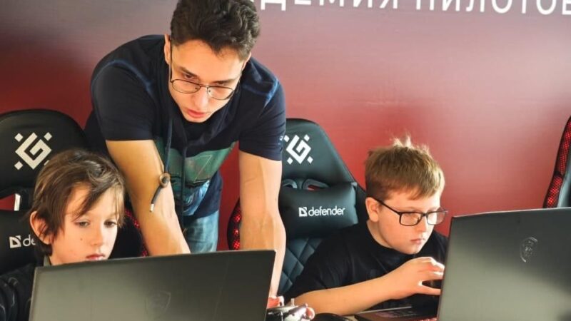 «Небесная Формула-1»: как в Ростовской области подростков обучают управлять БПЛА