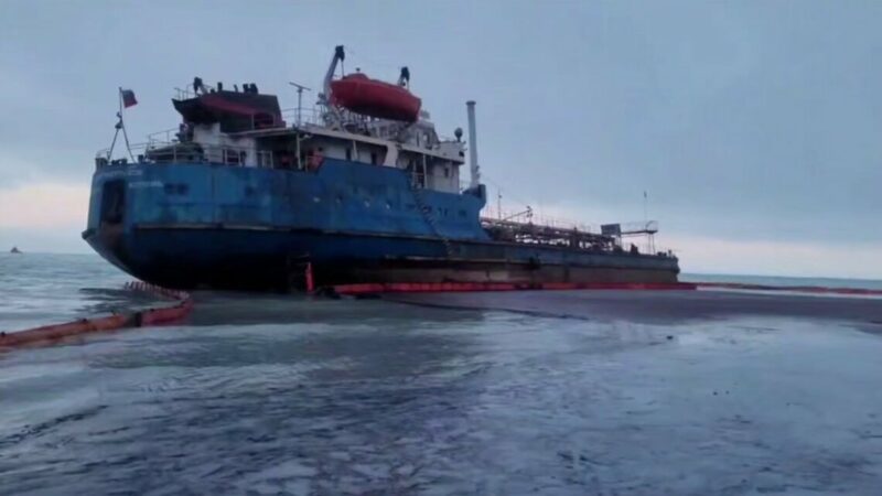 Разлив мазута из «Волгонефти-239» локализовали на площади 2,8 тыс. кв. метров