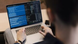 Геодезист, программист 1С и системный аналитик: кому на Юге готовы платить от 150 тыс. рублей