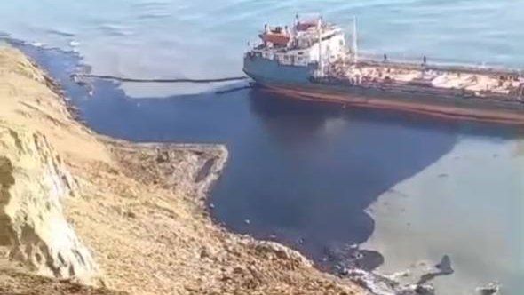 На Кубани обнаружили новый выброс мазута с кормы танкера «Волгонефть-239»