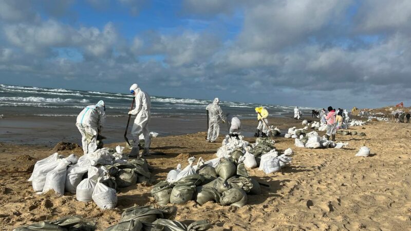 Путин: Необходимо разработать план подъема подтопленных танкеров