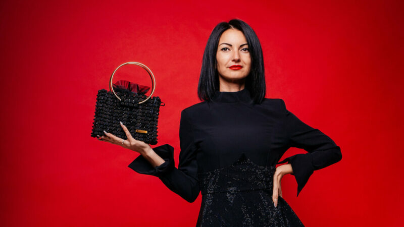 «Прихожу и блистаю»: как жительница кубанской станицы построила бизнес на сумках из бусин