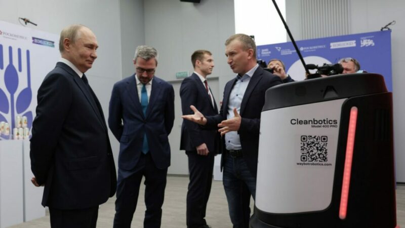 Созданного в Ростове робота-уборщика показали президенту РФ