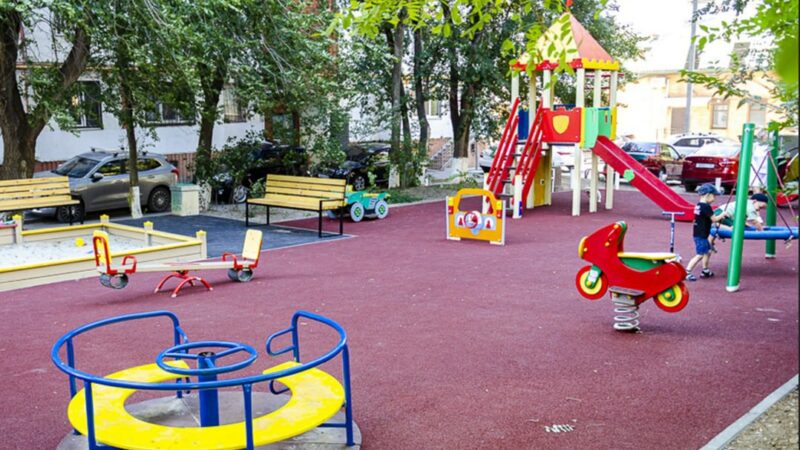 В Ростове обновили детскую площадку по губернаторской программе