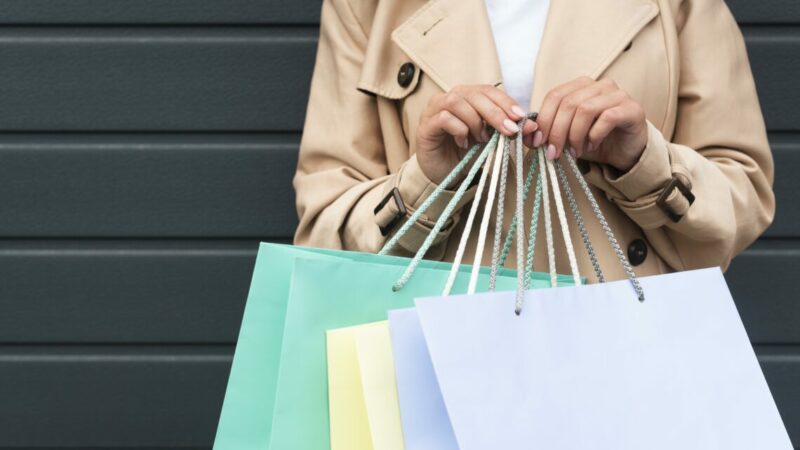 Продажи одежды и обуви на Дону снизились на 6% в январе-феврале 2026 г.