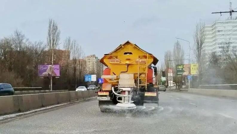 В Ростове из-за снегопада притупили к обработке дорог