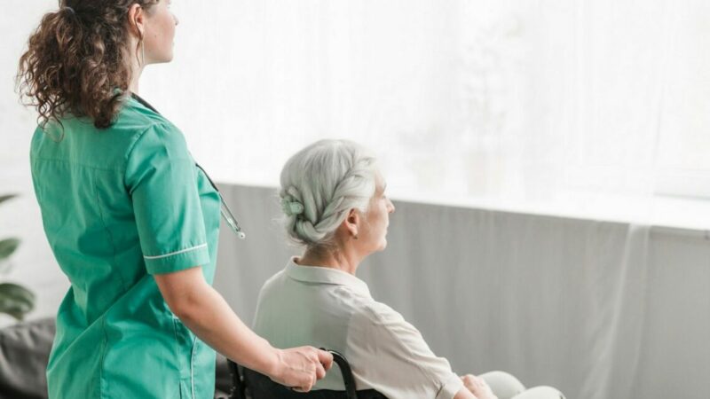 Услуги сиделок в Ростовской области в 2025 году подорожали на 9%