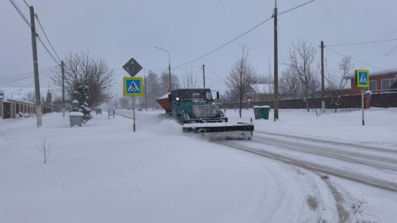 На Кубани к уборке снега привлекли 205 ед. спецтехники