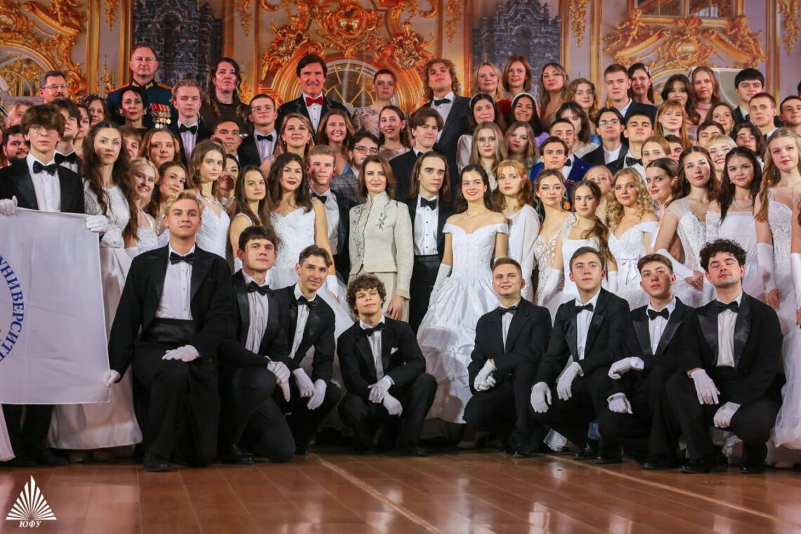 В ЮФУ прошел традиционный студенческий бал «Времена года»