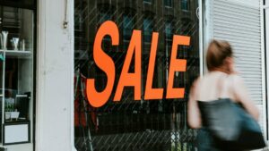 Вывески заговорят по-русски: что меняется в оформлении вывесок с 1 марта 2026 года