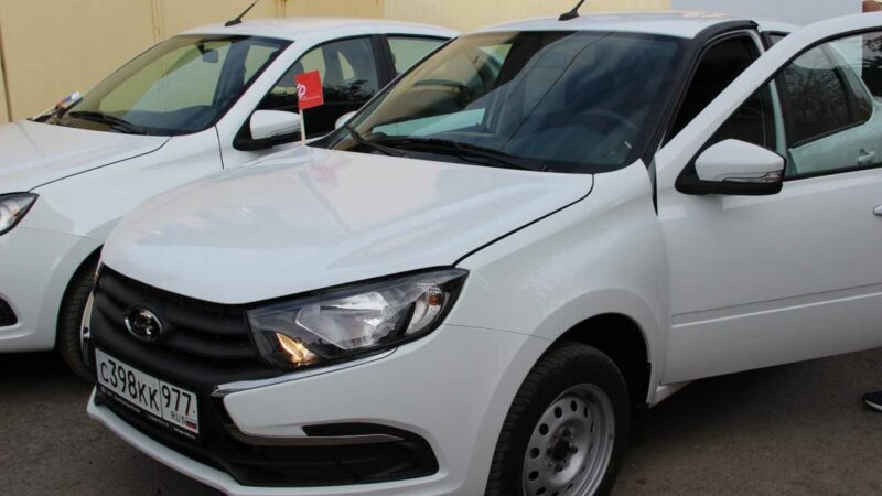 Пострадавшим на производстве на Дону переданы первые в 2026 году пять авто