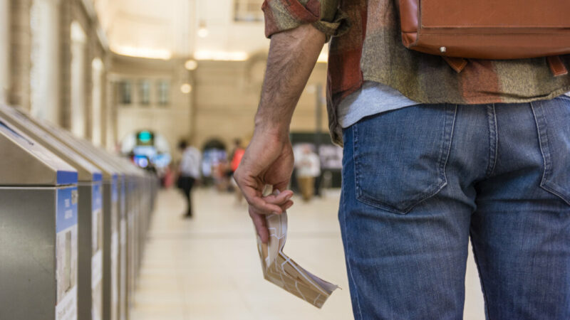 На Дону мигрантам с 1 апреля запретили работать в торговле и транспорте