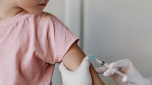 Коклюш у школьников: почему защиты после прививки может не хватать