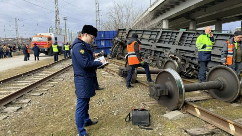 В Ростовской области на станции Заречная сошли с рельсов два груженых вагона
