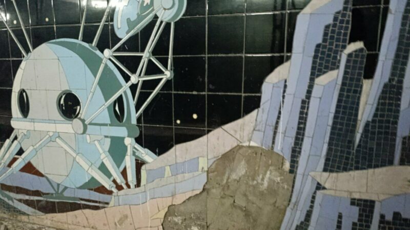 Часть мозаики в подземном переходе на Кировском в Ростове «самовольно обрушилась»