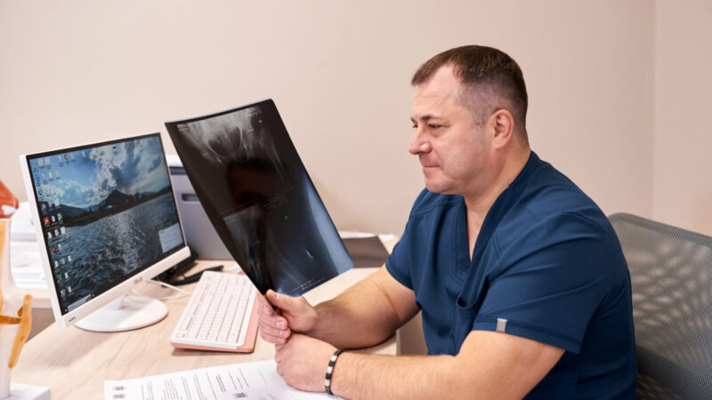 Лежачий пациент начал ходить после протезирования в клинике «Юнона»