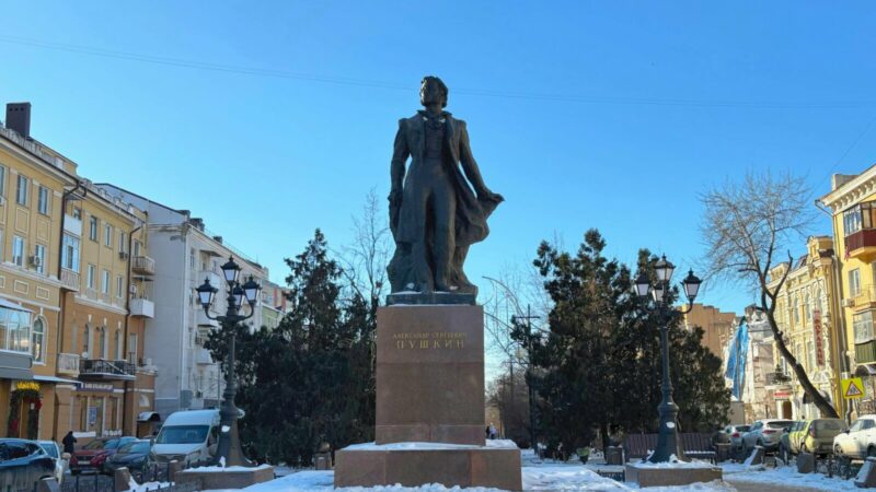 В Ростове убрали заслонявшие памятник Пушкину рекламные конструкции