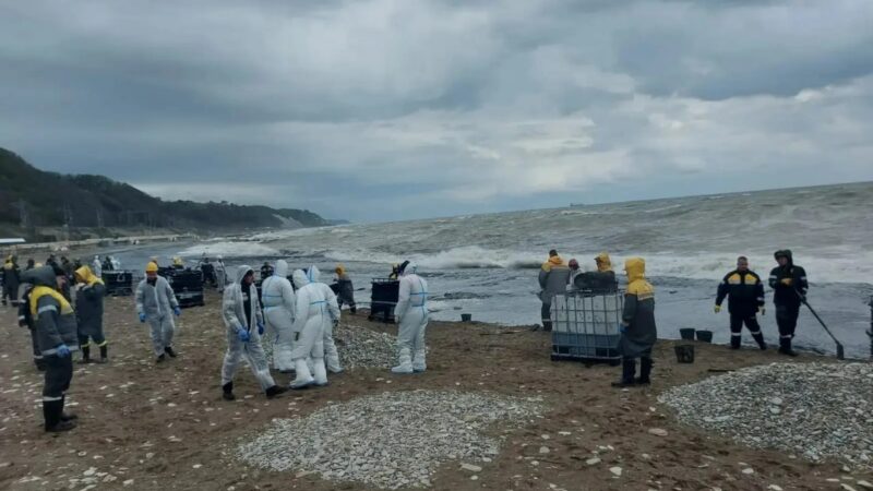 В Туапсе ликвидируют разлив нефтепродуктов после пожара на морском терминале