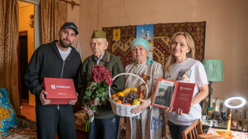 В Горловке представители застройщика «НВМ» навестили 102-летнего ветерана Фёдора Брынцева