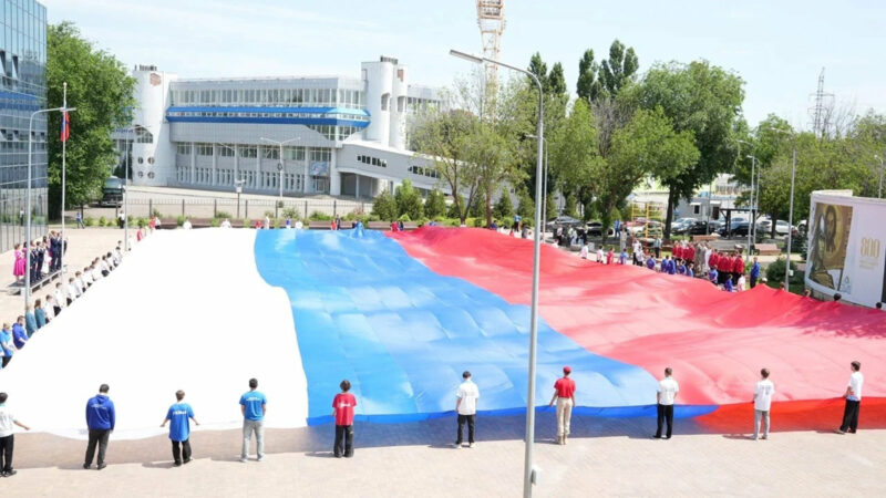 В Ростове развернули самый большой флаг России
