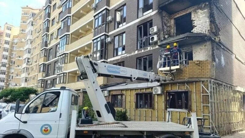 В Краснодаре в пострадавшем при атаке БПЛА доме ввели локальный режим ЧС